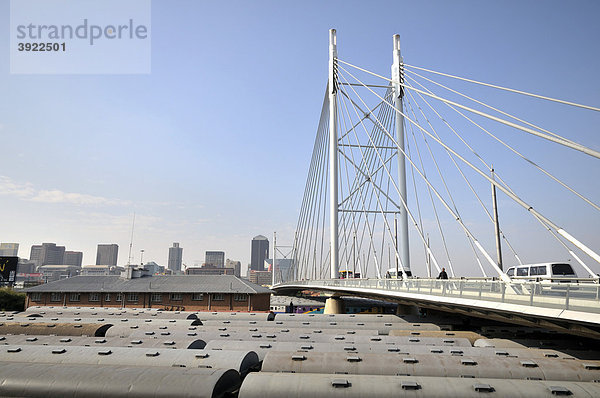 Brücke Nelson Mandela Bridge über einem Bahnhof  Johannesburg  Südafrika  Afrika