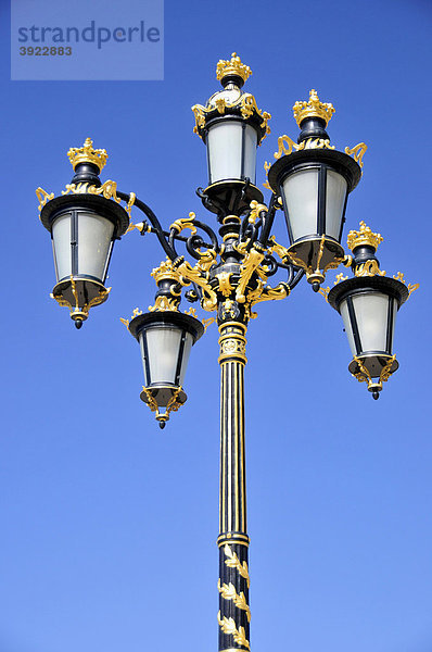 Vergoldete Straßenlaternen auf dem Areal des Palacio Real  Königspalast  Madrid  Spanien  Iberische Halbinsel  Europa