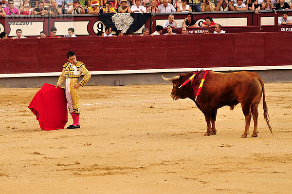 Stierkämpfer  matador  mit scharlachrotem Tuch  muleta  und Degen  estoque  in der Stierkampfarena Las Ventas  Madrid  Spanien  Iberische Halbinsel  Europa