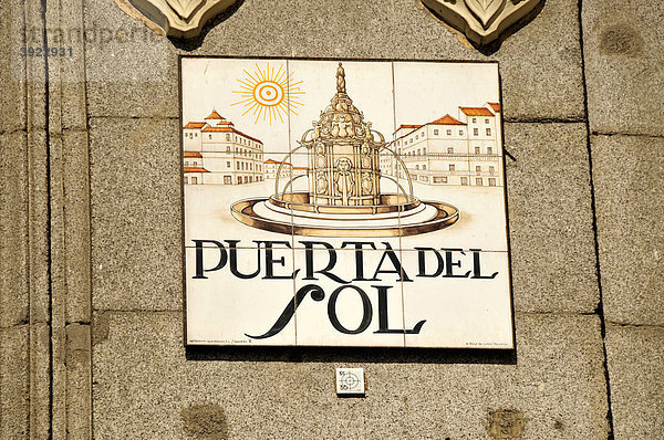 Straßenschild an der Puerta de Sol  Madrid  Spanien  Iberische Halbinsel  Europa