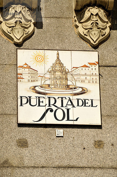 Straßenschild an der Puerta de Sol  Madrid  Spanien  Iberische Halbinsel  Europa