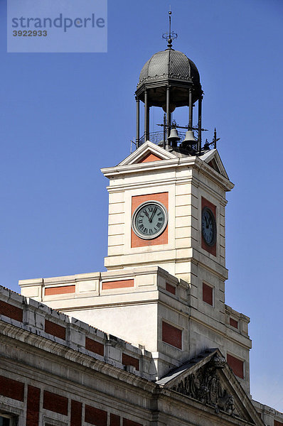 Uhrturm der Hauptpost von Madrid  Casa de Correos  an der Puerta de Sol  Madrid  Spanien  Iberische Halbinsel  Europa