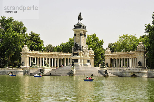 Ausflugsboote vor dem Monument für Alfons XII. im Retiro-Park  Madrid  Spanien  Iberische Halbinsel  Europa