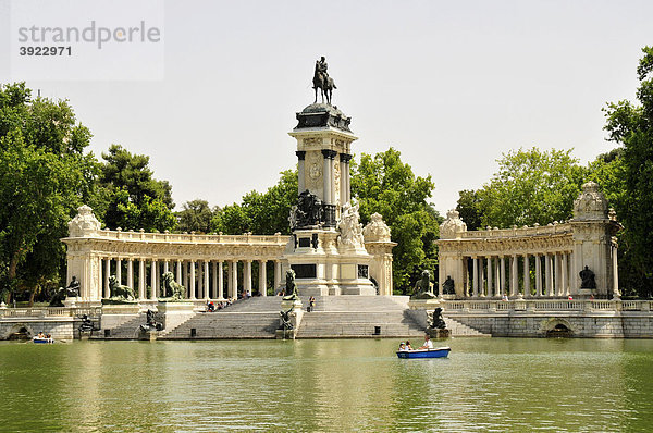Ausflugsboote vor dem Monument für Alfons XII. im Retiro-Park  Madrid  Spanien  Iberische Halbinsel  Europa
