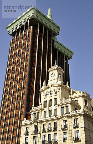 Alter Uhrturm vor den Torres de ColÛn an der Plaza de ColÛn  Madrid  Spanien  Iberische Halbinsel  Europa