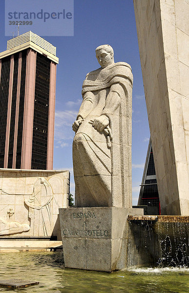 Denkmal für JosÈ Calvo Sotelo vor den Kio-Türmen  Torres Kio  auch Puerta de Europa genannt  an der Plaza Castilla  Madrid  Spanien  Iberische Halbinsel  Europa