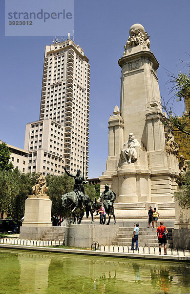 Monument für Miguel de Cervantes mit Don Quijote und Sancho Pansa an der Plaza EspaÒa  Madrid  Spanien  Iberische Halbinsel  Europa