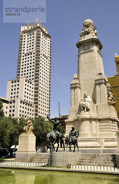 Monument für Miguel de Cervantes mit Don Quijote und Sancho Pansa an der Plaza EspaÒa  Madrid  Spanien  Iberische Halbinsel  Europa