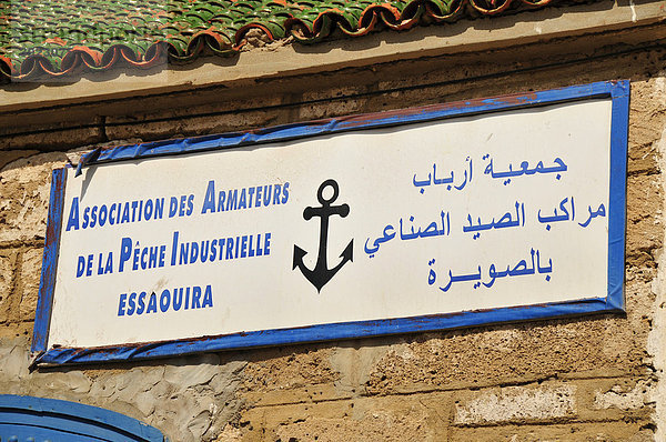 Schild am Gebäude der Vereinigung der Industriefischer am Hafen von Essaouira  Marokko  Afrika