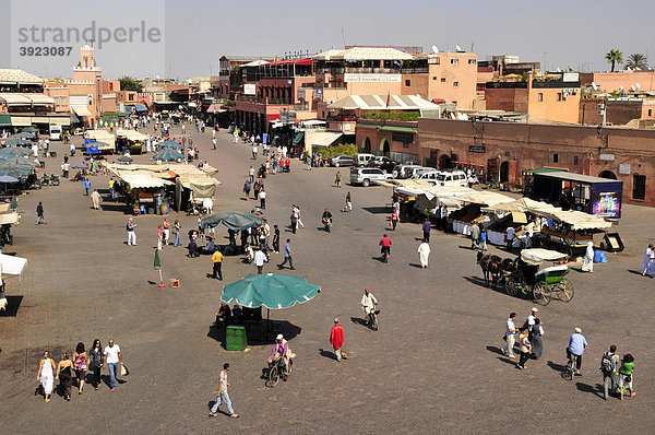 Verkaufsstände auf der Place Djemma el-Fna  Gauklerplatz oder Platz der Gehenkten  Marrakesch  Marokko  Afrika
