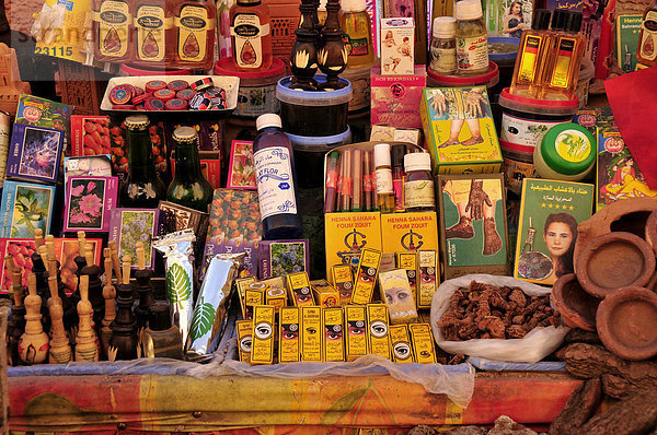 Verkaufsstand mit orientalischen Ölen und Gewürzen im Suq  Markt  in der Altstadt von Marrakesch  Marokko  Afrika