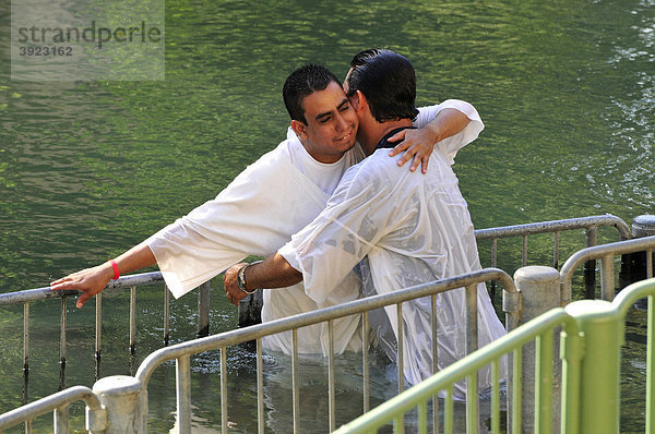 Pfarrer mit Täufling am Taufplatz von Yardenit am Jordan  bei Kinneret  Israel  Naher Osten  Orient