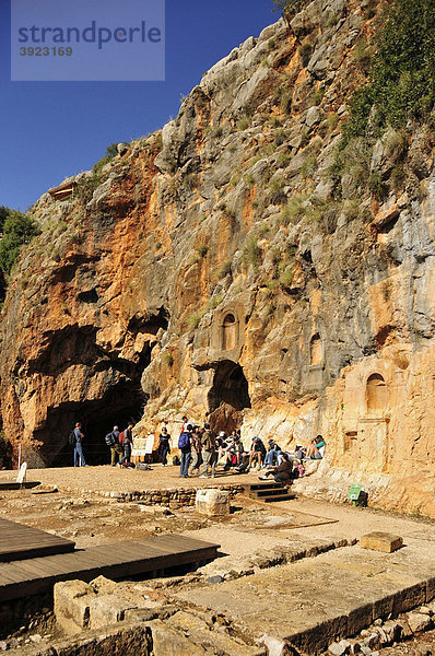 Überreste eines römischen Tempels an der Quelle des Hermon-Flusses  einer der drei Quellflüsse des Jordan auf den Golanhöhen  Israel  Naher Osten  Orient