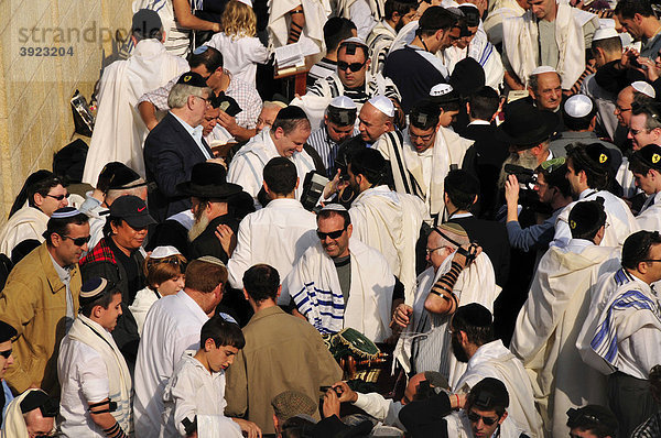 Jüdische Gläubige beim Gebet an der Klagemauer  Jerusalem  Israel  Naher Osten  Orient