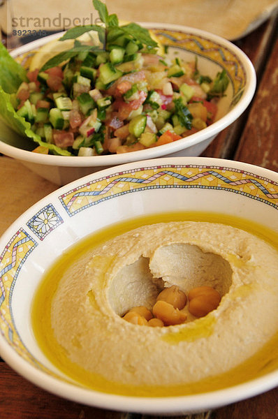 Hummus  Hommos  Kichererbsenmus  und Fattush  Brotsalat  arabische Mezze  in einem Restaurant in Amman  Jordanien  Naher Osten  Orient