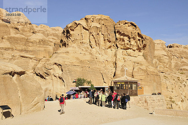 Eingang durch den Siq  Felsschlucht  zur Nabatäerstadt Petra  UNESCO-Weltkulturerbe  bei Wadi Musa  Jordanien  Naher Osten  Orient