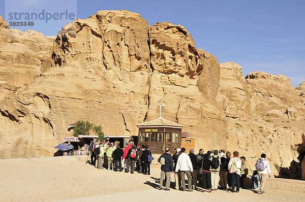 Eingang durch den Siq  Felsschlucht  zur Nabatäerstadt Petra  UNESCO-Weltkulturerbe  bei Wadi Musa  Jordanien  Naher Osten  Orient