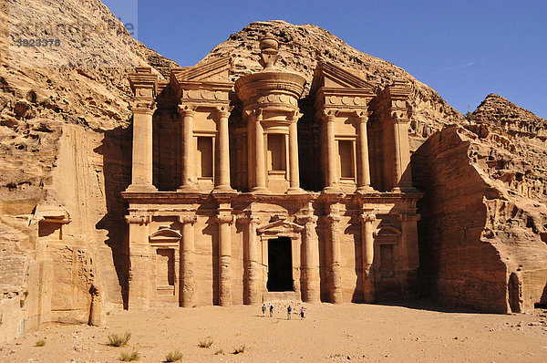 Fassade des Prozessionsklosters Ed-Deir in der Nabatäerstadt Petra  UNESCO-Weltkulturerbe  bei Wadi Musa  Jordanien  Naher Osten  Orient