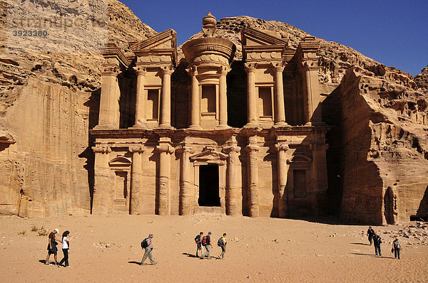 Fassade des Prozessionsklosters Ed-Deir in der Nabatäerstadt Petra  Weltkulturerbe  bei Wadi Musa  Jordanien  Naher Osten  Orient
