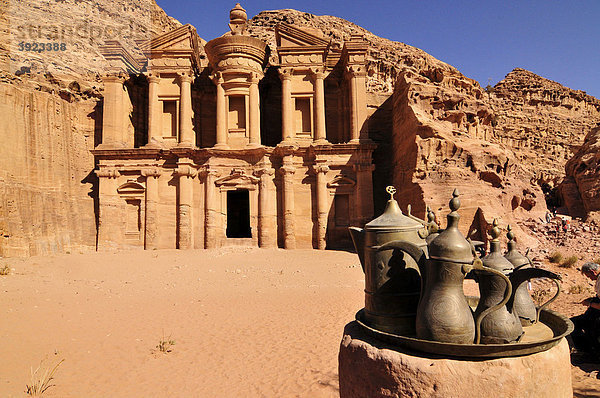 Fassade des Prozessionsklosters Ed-Deir in der Nabatäerstadt Petra  Weltkulturerbe  bei Wadi Musa  Jordanien  Naher Osten  Orient