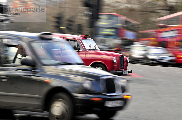 Taxis Nähe Knightsbridge  London  England  Großbritannien  Vereinigtes Königreich  Europa