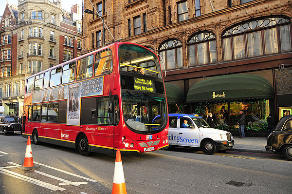 Roter Doppeldeckerbus vor dem Edelkaufhaus Harrods  London  England  Vereinigtes Königreich  Europa
