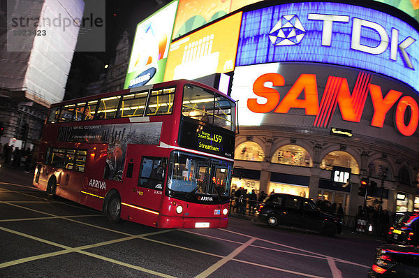 Roter Doppeldeckerbus vor der Leuchtreklame am Piccadilly Circus  London  England  Vereinigtes Königreich  Europa
