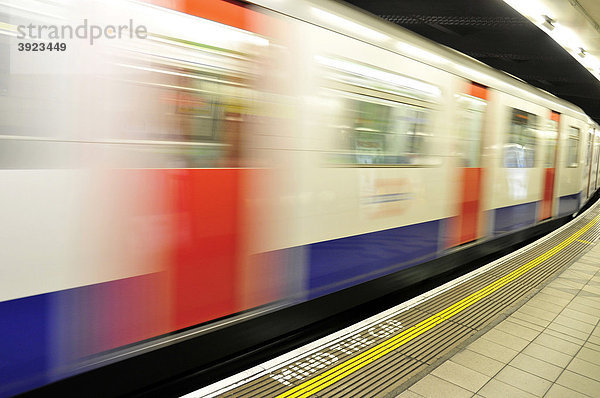 U-Bahn  Underground  bei der Einfahrt in die Station Monument  London  England  Großbritannien  Vereinigtes Königreich  Europa