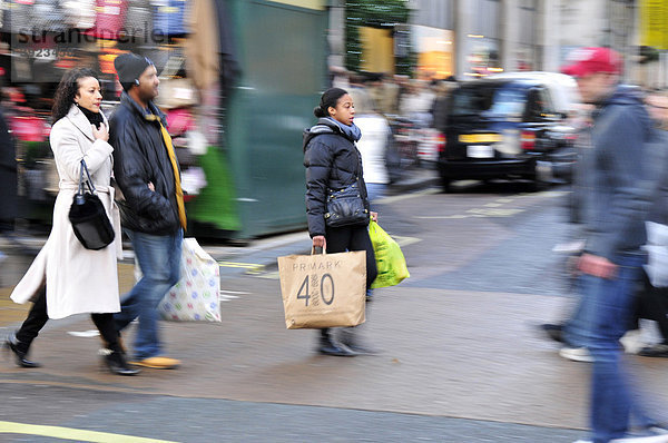 Fußgänger mit Einkaufstüten  Shopping  auf der Oxford Street  London  England  Großbritannien  Vereinigtes Königreich  Europa