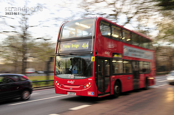 Roter Doppeldeckerbus am Hyde Park  London  England  Großbritannien  Vereinigtes Königreich  Europa