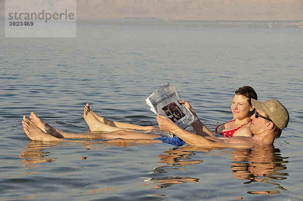 Touristen lesen Zeitung im Toten Meer bei Suwaymah  Jordanien  Naher Osten  Orient