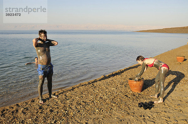 Touristen beschmieren sich mit salzhaltigem Schlick aus dem Toten Meer  bei Suwaymah  Jordanien  Naher Osten  Orient