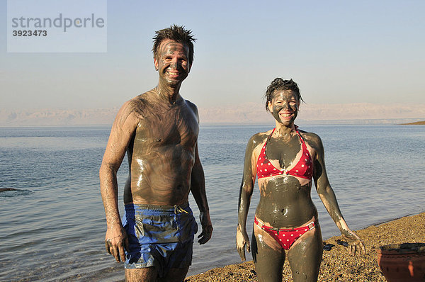 Mit salzhaltigem Schlick aus dem Toten Meer beschmierte Touristen  bei Suwaymah  Jordanien  Naher Osten  Orient