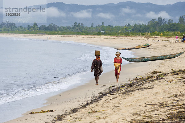 Frauen kommen vom Fischfang in der Antogil Bucht zurück  Maroantsetra  Madagaskar  Afrika