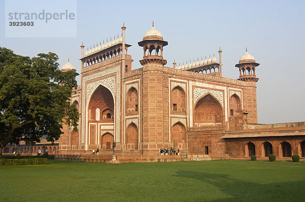 Eingangstor zum Taj Mahal  Welterbe der UNESCO  Agra  Uttar Pradesh  Indien  Asien