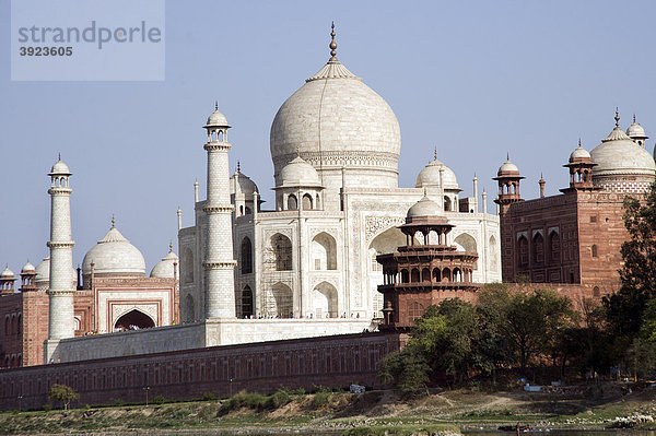 Taj Mahal  Welterbe der UNESCO  vom Yamuna Fluss gesehen  Agra  Uttar Pradesh  Indien  Asien