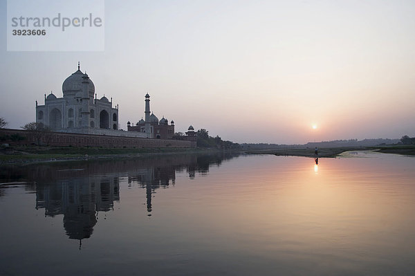 Spiegelbild des Taj Mahal im Yamuna Fluss bei Sonnenuntergang  Welterbe der UNESCO  Agra  Uttar Pradesh  Indien  Asien