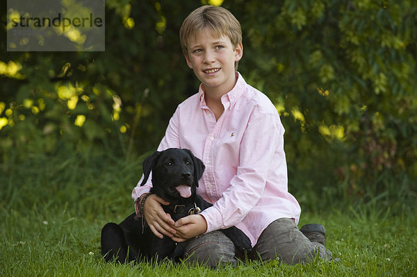 Junge  10 Jahre  und Labrador Welpe