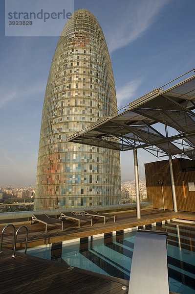 Torre Agbar von Hotelterrasse mit Pool  Bürogebäude  Barcelona  Katalanien  Spanien  Europa