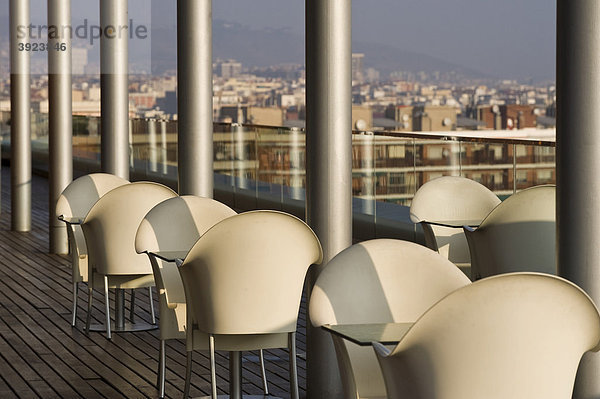 Moderne Stühle auf Dachterrasse  Barcelona  Katalanien  Spanien  Europa