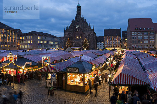 Christkindlesmarkt  Frauenkirche  Hauptmarkt  Altstadt  Nürnberg  Mittelfranken  Franken  Bayern  Deutschland  Europa