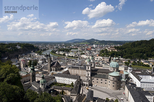 Blick von der Festung auf Altstadt von Salzburg  Österreich  Europa
