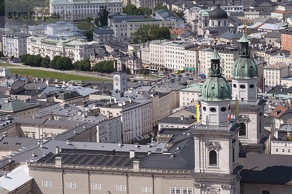 Blick von der Festung auf Altstadt und Dom von Salzburg  Österreich  Europa