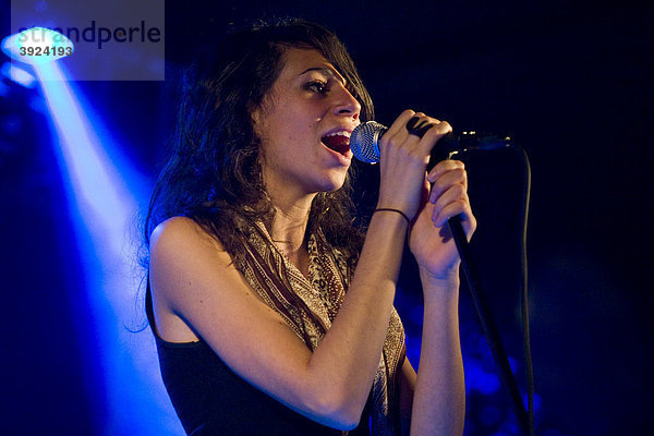 Sängerin Nicole Zribi alias Djemeia vom Schweizer Singer und Songwriter Duo Jones n' Djemeia live im Club Knascht  Luzern  Schweiz