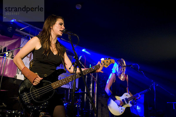 Muriel Rhyner  Sängerin  Bassistin und Frontfrau der Schweizer Band The Delilahs live im Club Knascht  Luzern  Schweiz