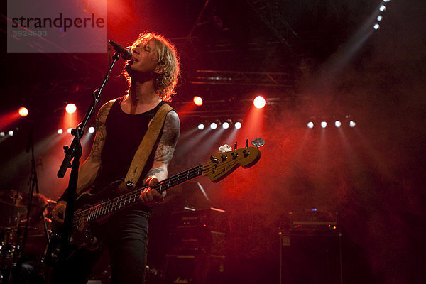 Micke Nilsson  Bassist der schwedischen Rock und Metalband Bonafide live im Transilvania in Erstfeld  Uri  Schweiz