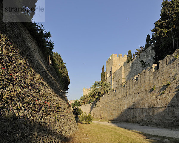 Stadtmauer vom Wallgraben aus  Stadt Rhodos  Rhodos  Griechenland  Europa
