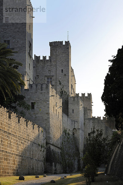 Teil des Großmeisterpalastes mit Stadtmauer vom Wallgraben aus  Stadt Rhodos  Rhodos  Griechenland  Europa