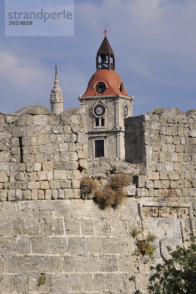 Uhrturm und Stadtmauer  Rhodos Stadt  Rhodos  Griechenland  Europa