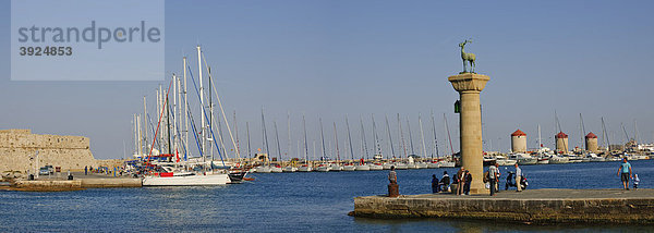 Einfahrt zum Mandraki Hafen mit dem Kastell ¡gios NikÛlaos und dem bronzenen Hirschen ElafÛs  Stadt Rhodos  Rhodos  Griechenland  Europa